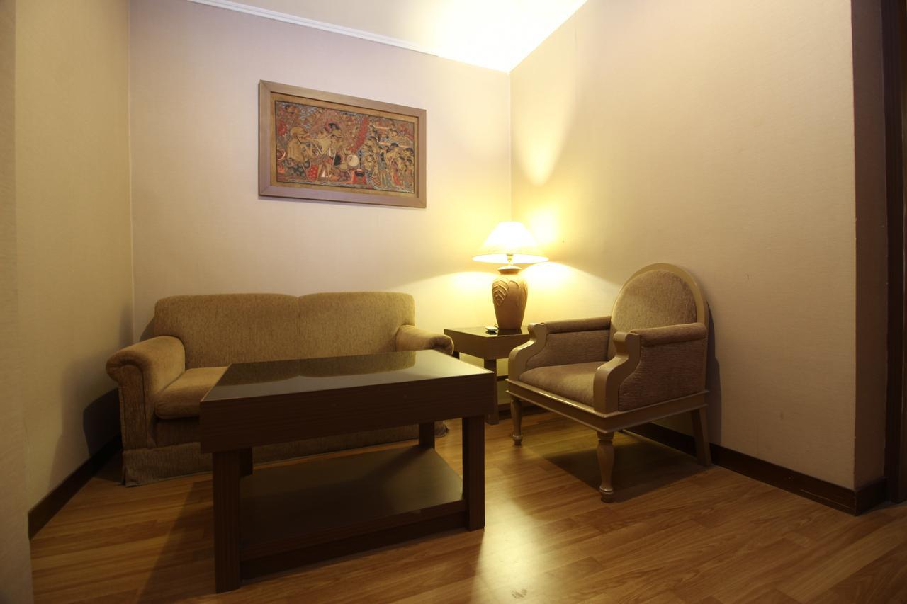 Reddoorz Premium @ Slamet Riyadi 2 Solo Екстериор снимка